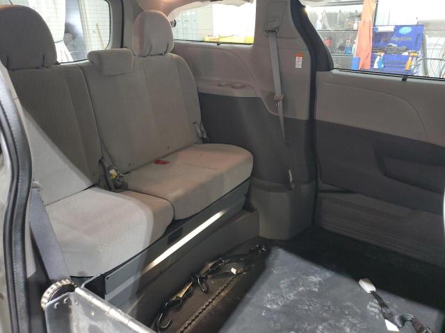 5TDKZ3DC5HS899970 - 2017 TOYOTA SIENNA LE 银色 照片 11