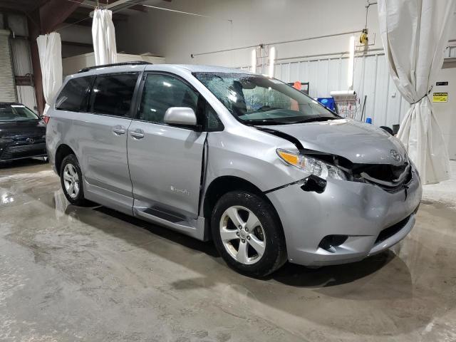 5TDKZ3DC5HS899970 - 2017 TOYOTA SIENNA LE 银色 照片 4