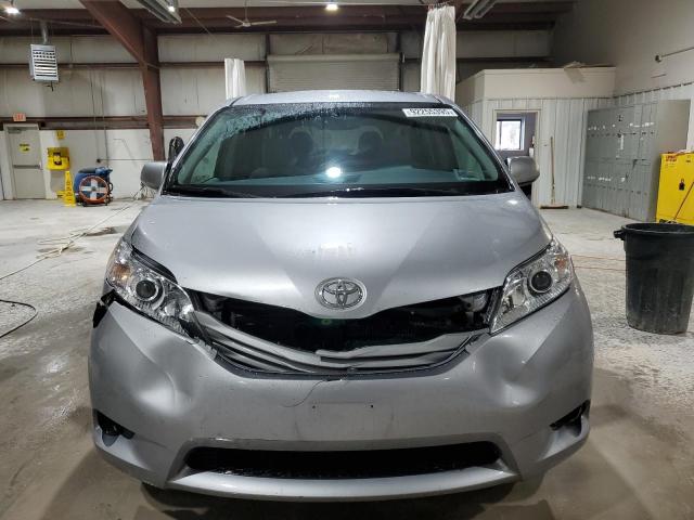 5TDKZ3DC5HS899970 - 2017 TOYOTA SIENNA LE 银色 照片 5