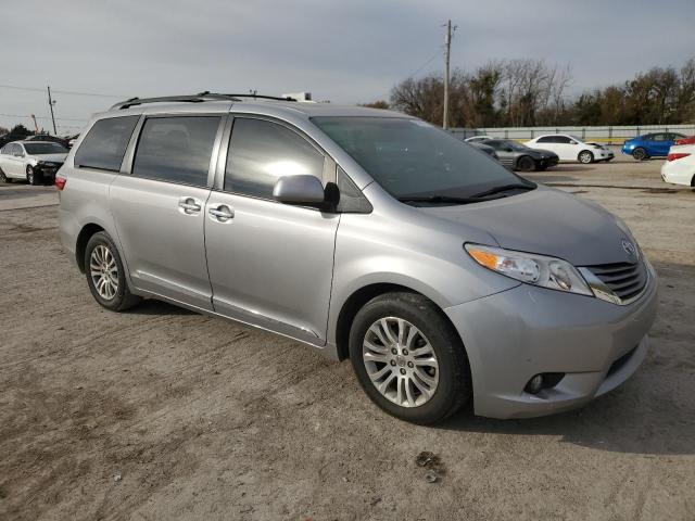 5TDYK3DC3FS594558 - 2015 TOYOTA SIENNA XLE 银色 照片 4