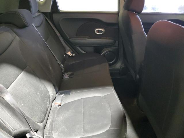 KNDJN2A25J7540938 - 2018 KIA SOUL GRAY photo 11