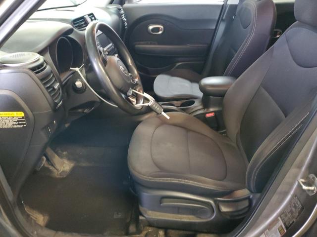 KNDJN2A25J7540938 - 2018 KIA SOUL GRAY photo 7