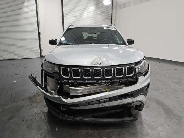 3C4NJDBN3RT154611 - 2024 JEEP COMPASS LATITUDE Gümüş foto 5