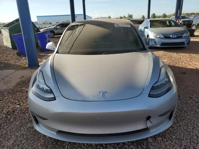 5YJ3E1EA4JF048688 - 2018 TESLA MODEL 3 SILVER photo 5