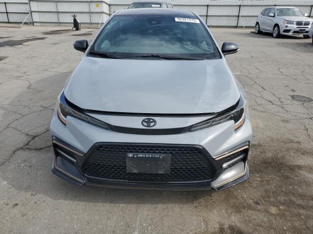 5YFM4MCE4MP070438 - 2021 TOYOTA COROLLA SE Grau Foto 5