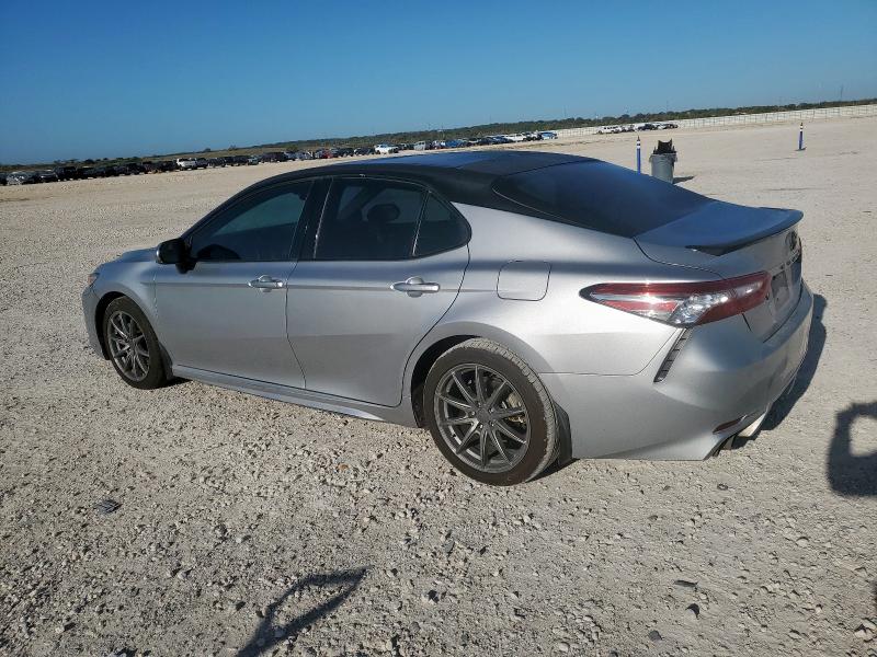 4T1B61HK9JU129069 - 2018 TOYOTA CAMRY XSE GRAY photo 2