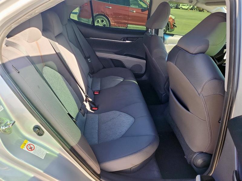 4T1B31HK1JU500296 - 2018 TOYOTA CAMRY LE SILVER photo 10