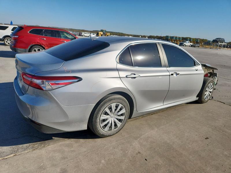 4T1B31HK1JU500296 - 2018 TOYOTA CAMRY LE SILVER photo 3