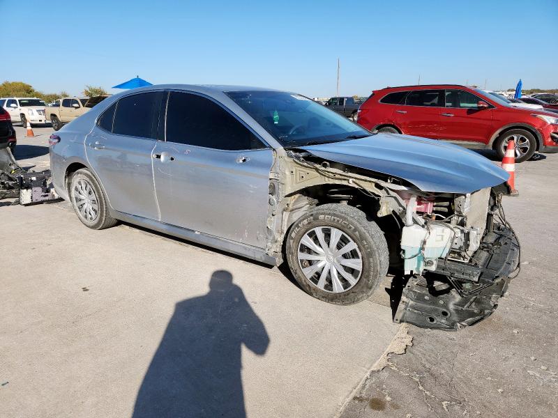 4T1B31HK1JU500296 - 2018 TOYOTA CAMRY LE SILVER photo 4