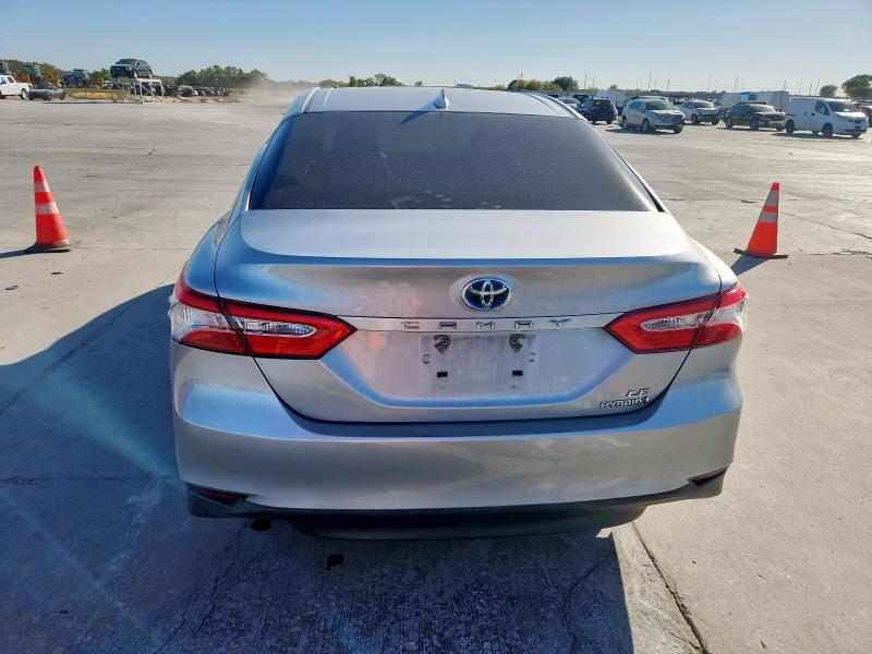 4T1B31HK1JU500296 - 2018 TOYOTA CAMRY LE SILVER photo 6