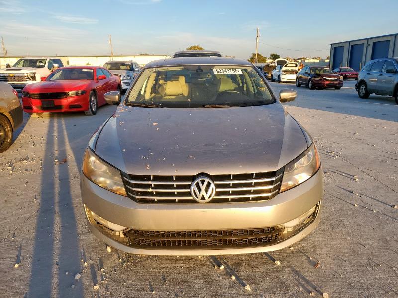 1VWCN7A3XDC125363 - 2013 VOLKSWAGEN PASSAT SEL TAN photo 5