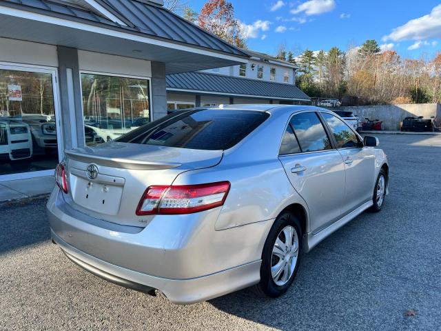 4T1BF3EKXBU6273 - 2011 TOYOTA CAMRY BASE فضي صورة 4