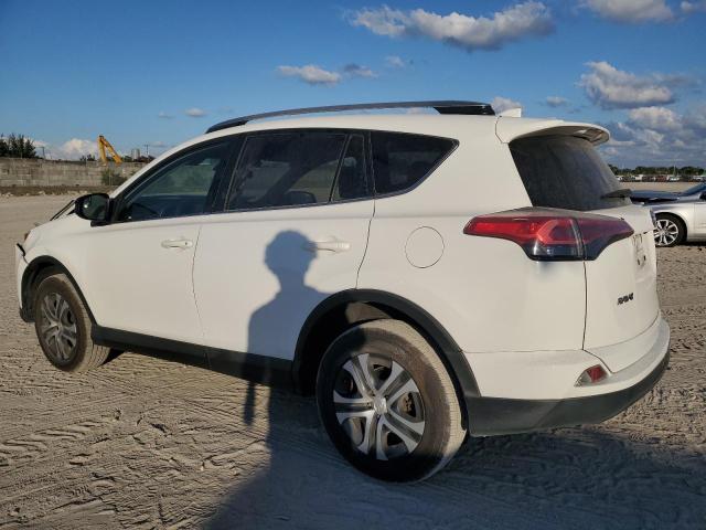 JTMZFREV7JJ729414 - 2018 TOYOTA RAV4 LE Blanco foto 2