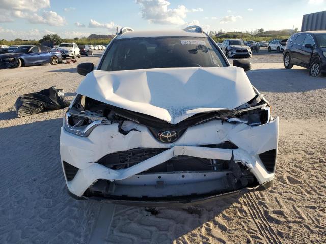 JTMZFREV7JJ729414 - 2018 TOYOTA RAV4 LE Blanco foto 5