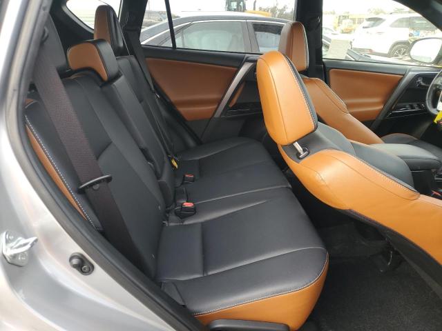 JTMJFREV2JJ232333 - 2018 TOYOTA RAV4 SE 银色 照片 11