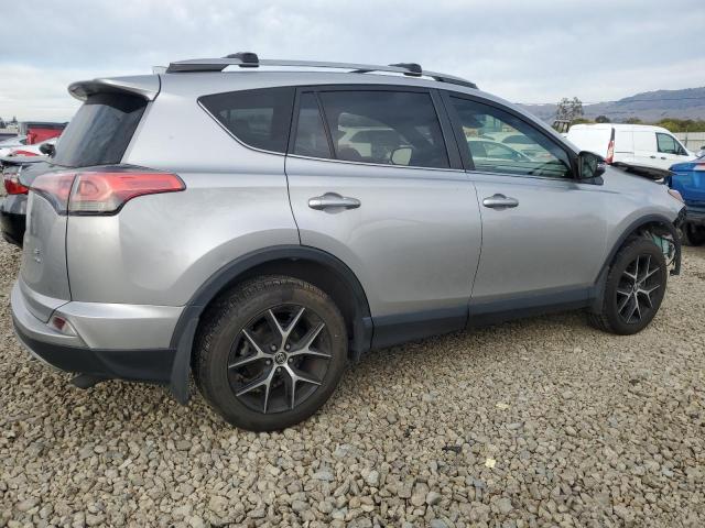 JTMJFREV2JJ232333 - 2018 TOYOTA RAV4 SE 银色 照片 3