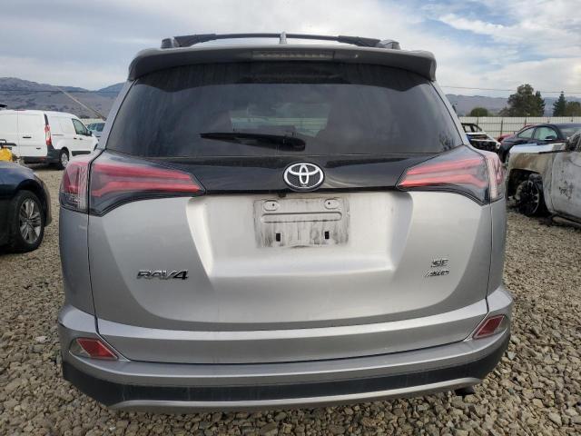 JTMJFREV2JJ232333 - 2018 TOYOTA RAV4 SE 银色 照片 6
