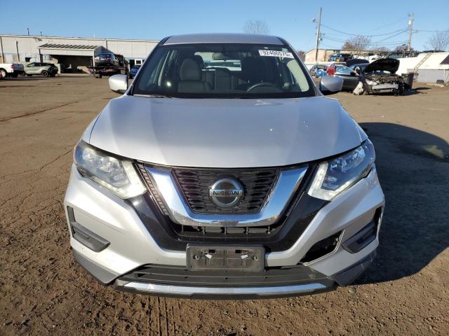 KNMAT2MVXJP530613 - 2018 NISSAN ROGUE S Silber Foto 5