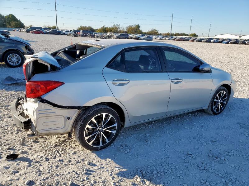 5YFBURHE9HP617903 - 2017 TOYOTA COROLLA L فضي صورة 3