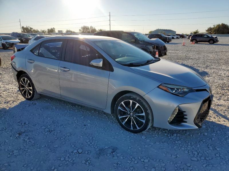 5YFBURHE9HP617903 - 2017 TOYOTA COROLLA L فضي صورة 4