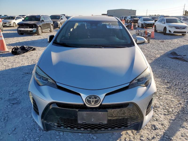 5YFBURHE9HP617903 - 2017 TOYOTA COROLLA L فضي صورة 5