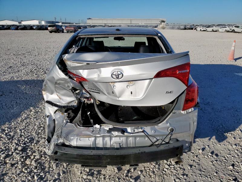 5YFBURHE9HP617903 - 2017 TOYOTA COROLLA L فضي صورة 6