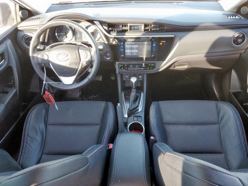 5YFBURHE9HP617903 - 2017 TOYOTA COROLLA L فضي صورة 8