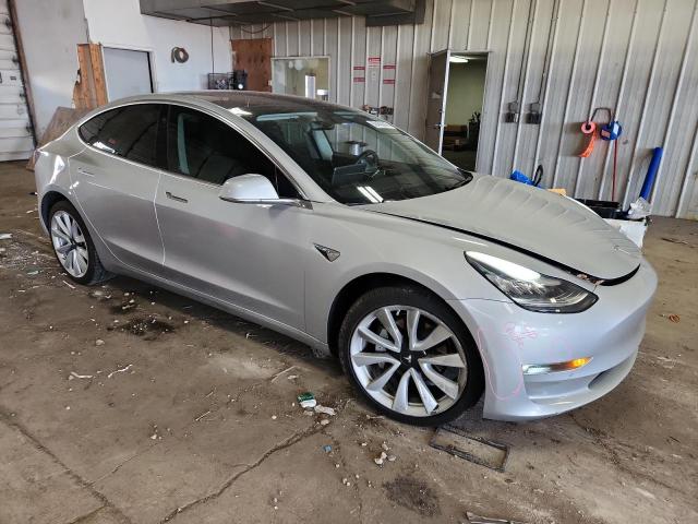 5YJ3E1EB4JF087614 - 2018 TESLA MODEL 3 Серебристый фото 4