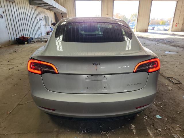 5YJ3E1EB4JF087614 - 2018 TESLA MODEL 3 Серебристый фото 6