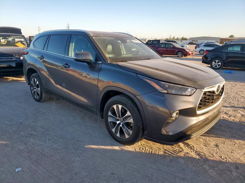 5TDGZRAH9NS106805 - 2022 TOYOTA HIGHLANDER XLE GRAY photo 4