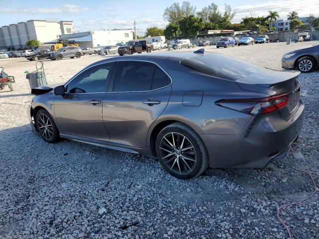 4T1T11AK1MU606790 - 2021 TOYOTA CAMRY SE GRAY photo 2