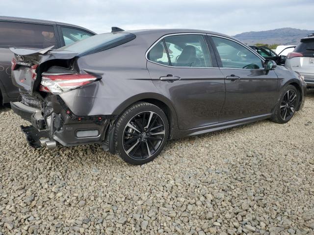 4T1B61HK4JU105505 - 2018 TOYOTA CAMRY XSE 灰色 照片 3
