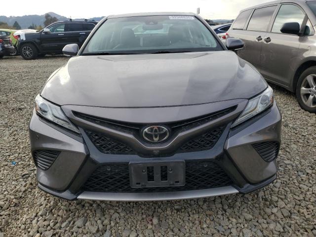 4T1B61HK4JU105505 - 2018 TOYOTA CAMRY XSE 灰色 照片 5