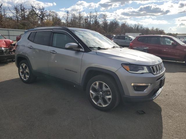 3C4NJDCB1JT222249 - 2018 JEEP COMPASS LIMITED Srebrny zdjęcie 4