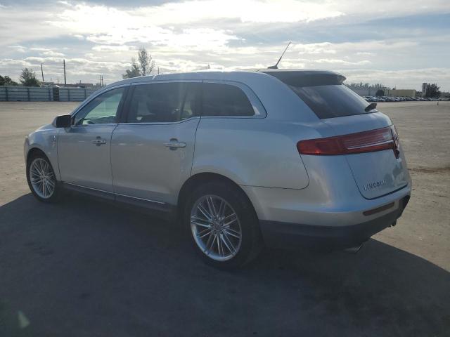2LMHJ5AT9DBL55887 - 2013 LINCOLN MKT SILVER photo 2