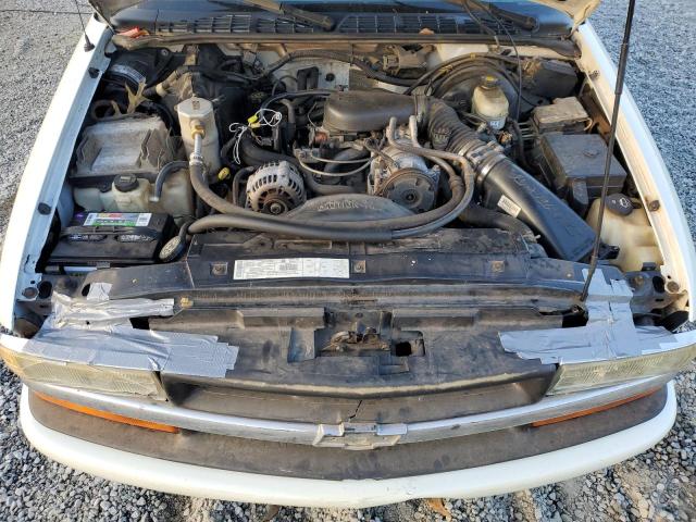 1GCCS19W728212855 - 2002 CHEVROLET S TRUCK S10 WHITE photo 11