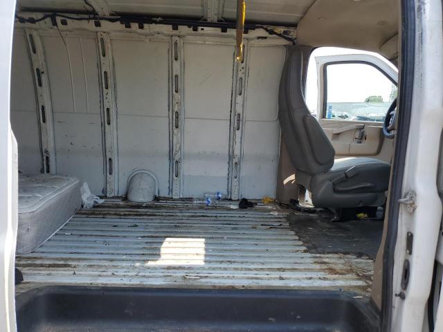 1GCWGBFG0J1202158 - 2018 CHEVROLET EXPRESS G2 WHITE photo 11