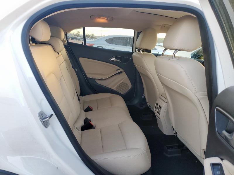 WDCTG4EB4KU002396 - 2019 MERCEDES-BENZ GLA 250 WHITE photo 10