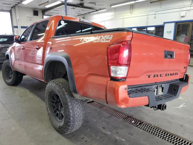 3TMCZ5ANXJM138654 - 2018 TOYOTA TACOMA DOUBLE CAB Orange Foto 2