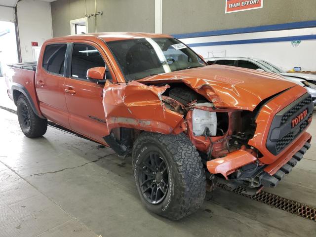 3TMCZ5ANXJM138654 - 2018 TOYOTA TACOMA DOUBLE CAB Orange Foto 4