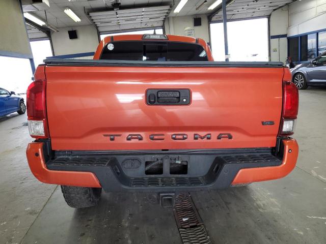 3TMCZ5ANXJM138654 - 2018 TOYOTA TACOMA DOUBLE CAB Orange Foto 6