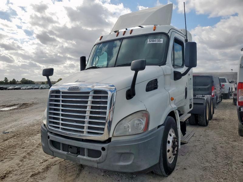 1FUJGBD92FLGV4229 - 2015 FREIGHTLINER CASCADIA 1 WHITE photo 2