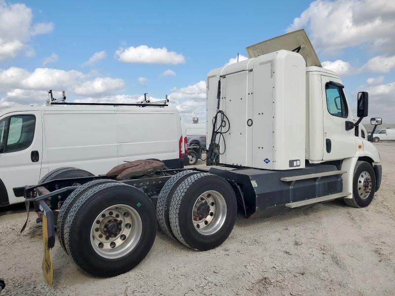 1FUJGBD92FLGV4229 - 2015 FREIGHTLINER CASCADIA 1 WHITE photo 4