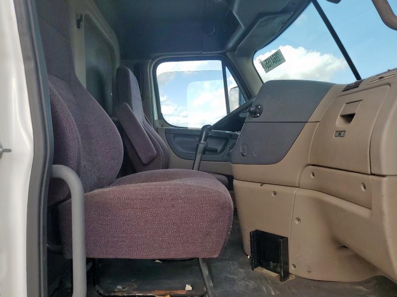 1FUJGBD92FLGV4229 - 2015 FREIGHTLINER CASCADIA 1 WHITE photo 5