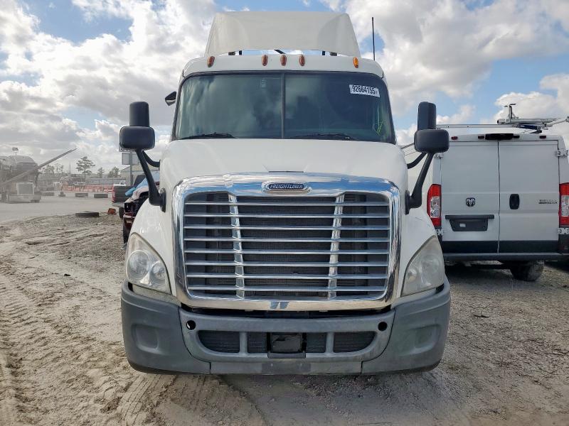 1FUJGBD92FLGV4229 - 2015 FREIGHTLINER CASCADIA 1 WHITE photo 9