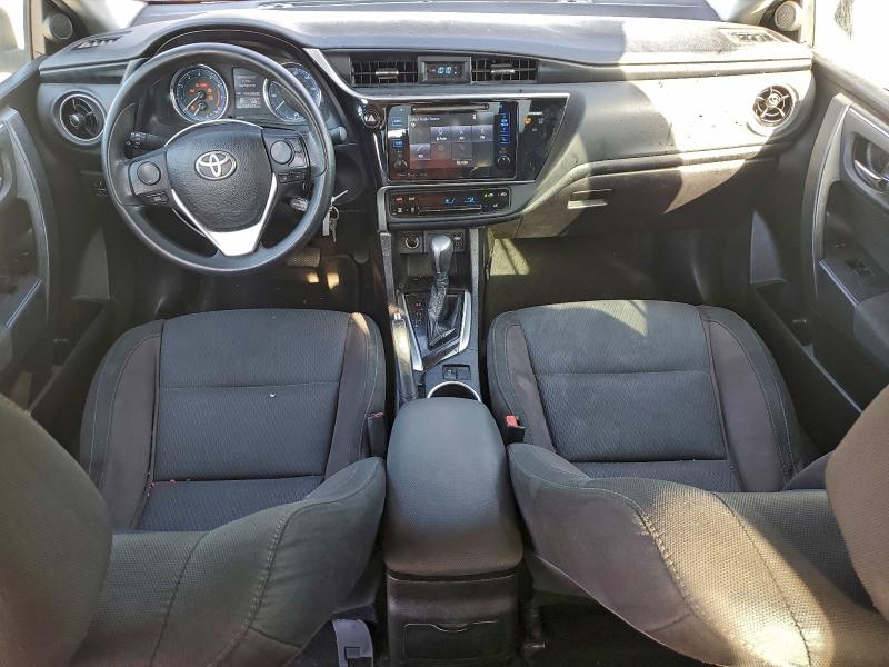 5YFBURHE5HP581255 - 2017 TOYOTA COROLLA L SILVER photo 8