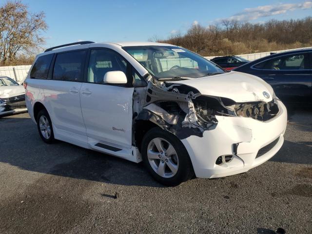 5TDKK3DC2FS566174 - 2015 TOYOTA SIENNA LE WHITE photo 4