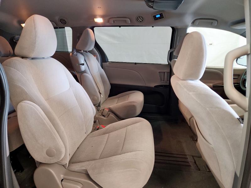 5TDKK3DC2GS730914 - 2016 TOYOTA SIENNA LE WHITE photo 11