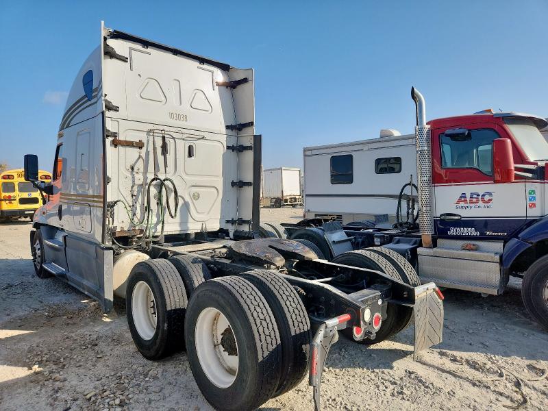 3AKJGLDR0JSJK5409 - 2018 FREIGHTLINER CASCADIA 1 WHITE photo 3