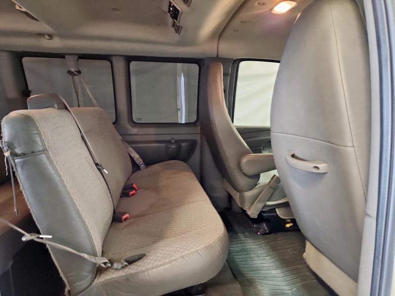 1GAZGYFG6B1187921 - 2011 CHEVROLET EXPRESS G3 LT WHITE photo 10